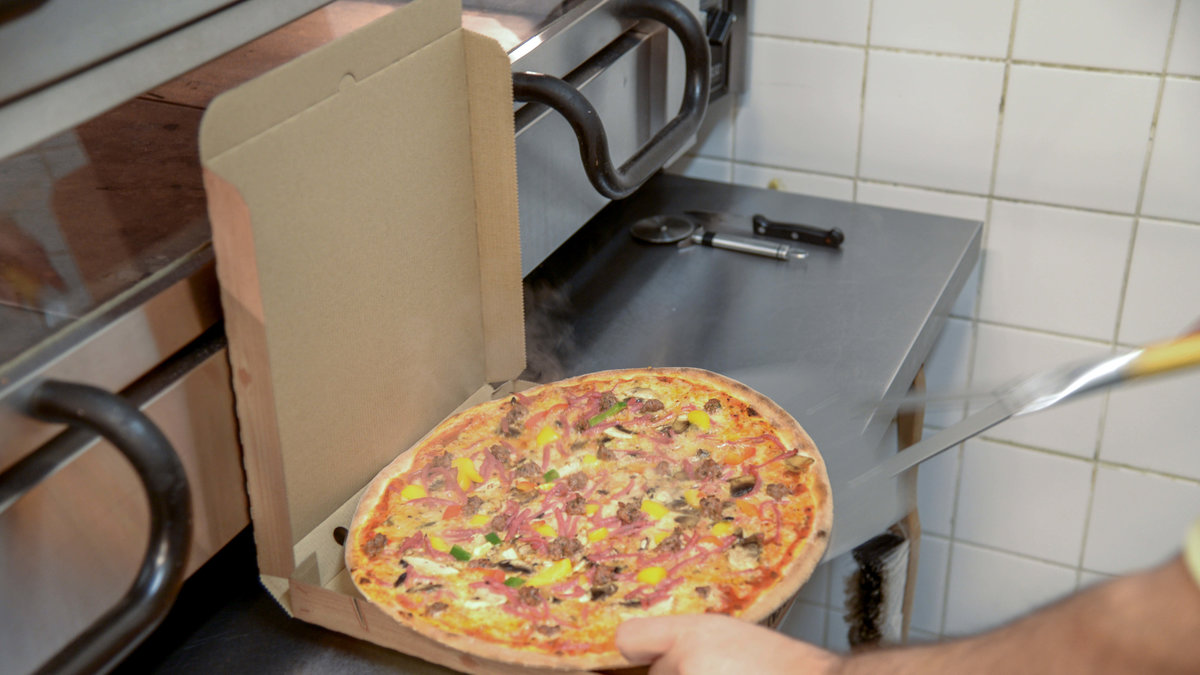 Pizzerian väljer att hålla öppet på julafton och bjuda hemlösa på gratis mat