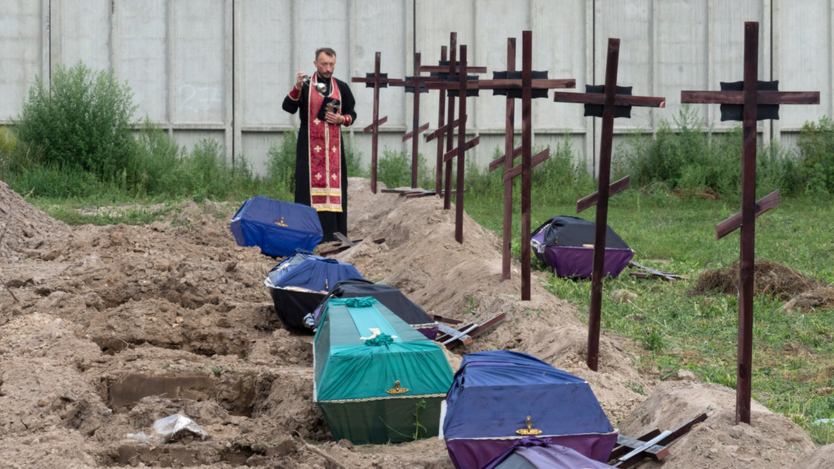 Oidentifierade kroppar av civila som hittats i en massgrav i Butja, en förort till Ukrainas huvudstad Kiev. Arkivbild från den 11 augusti 2022.