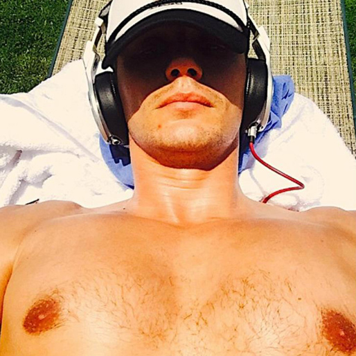 James Franco friger sina nipples. James Franco friger sina nipples.