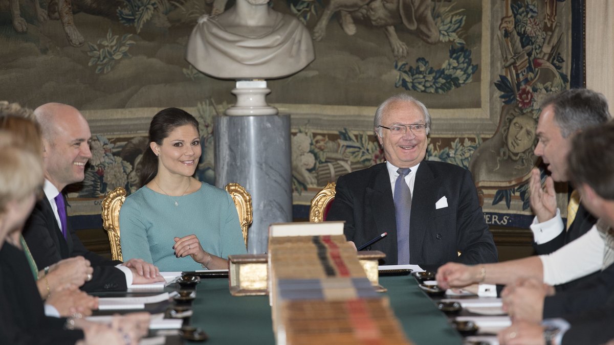 Kung Carl Gustaf höll konselj på slottet för att informera om att prinsessan Madeleine och Chris O'Neills dotter ska heta Leonore Lilian Maria och bli hertiginna av Gotland.
