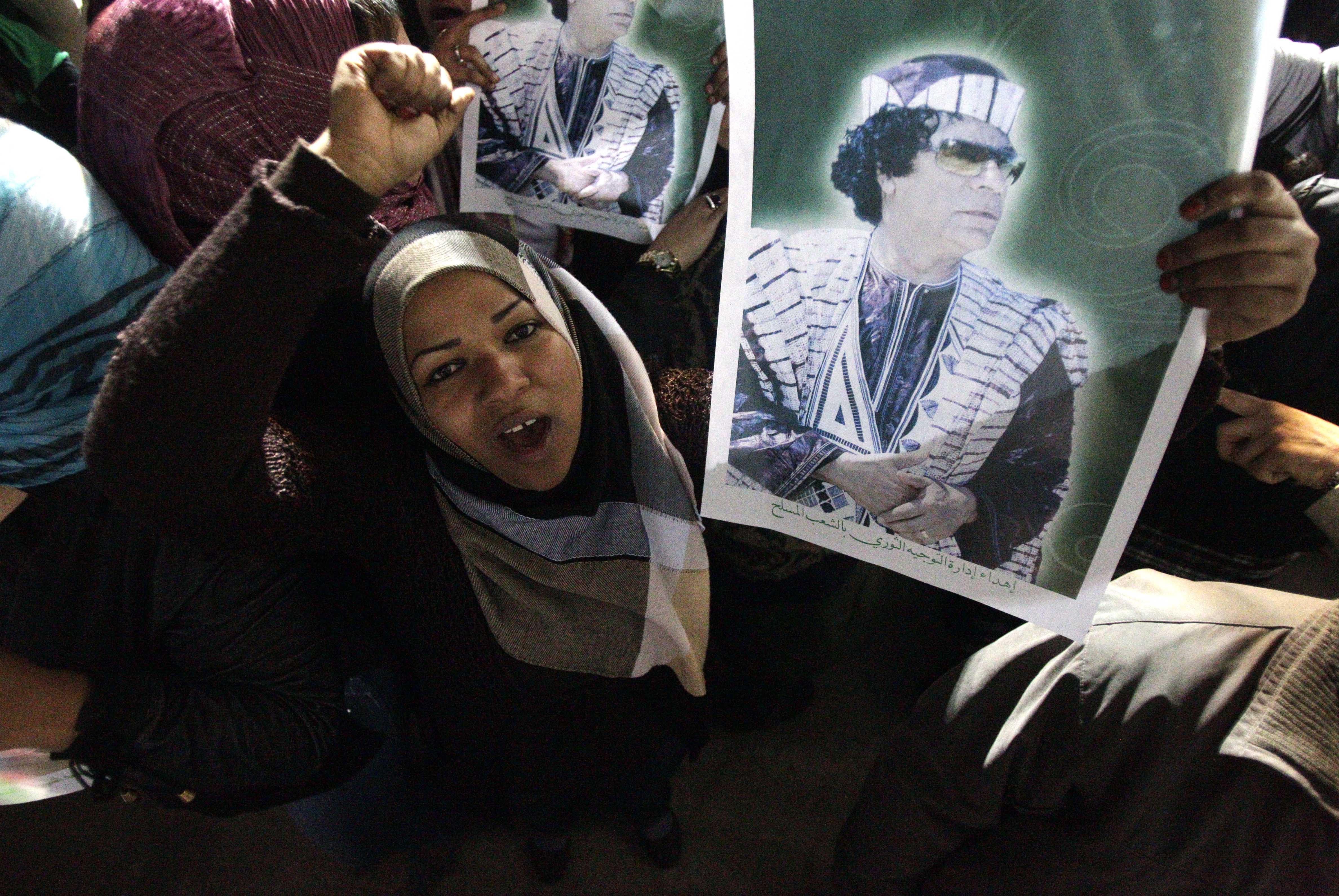 Tusentals Khadaffi-anhängare kom för att visa sitt stöd under fredagen.