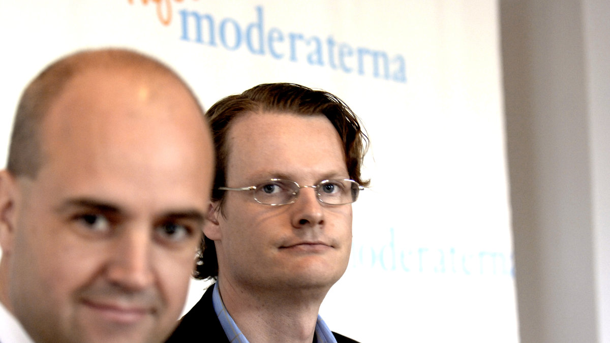 En "photobomb" av Reinfeldt på partisekreteraren Per Schlingmann?