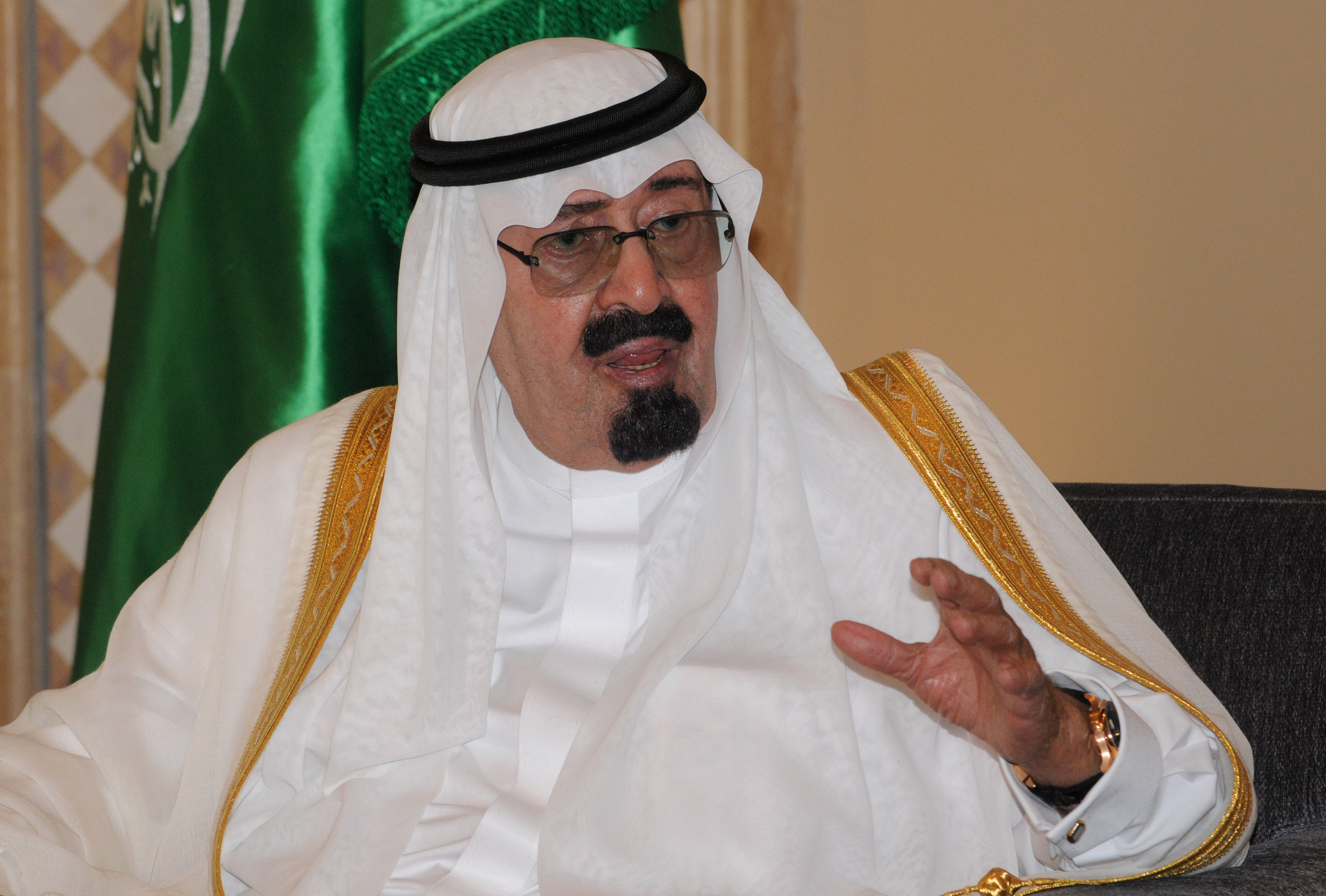 Kungen har bestämt att kvinnor ska få rösta i de betydelselösa val som hålls i Saudiarabien. 
