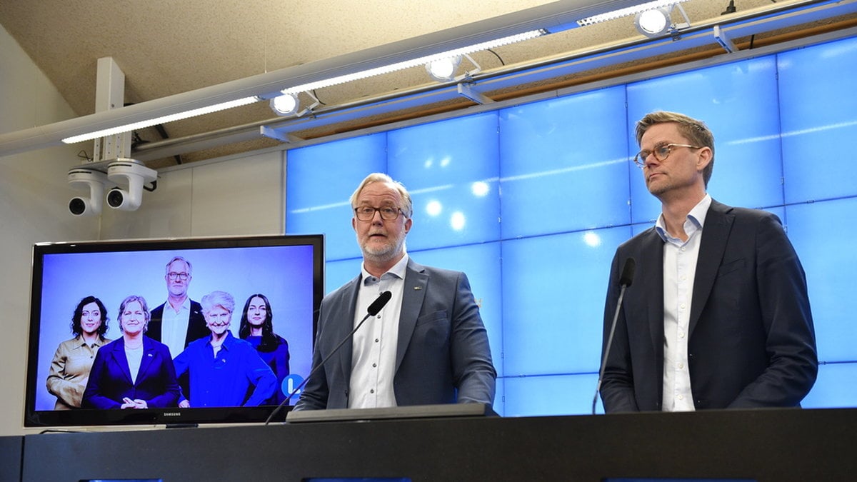 Partiledare Johan Pehrson och partisekreterare Jakob Olofsgård presenterar Liberalernas valkampanj och valaffischer inför EU-valet.