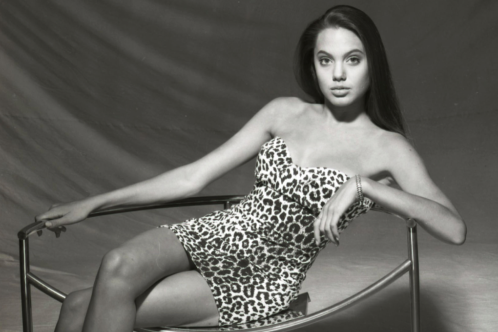 En 15-årig Angelina Jolie börjar sin karriär som modell.
