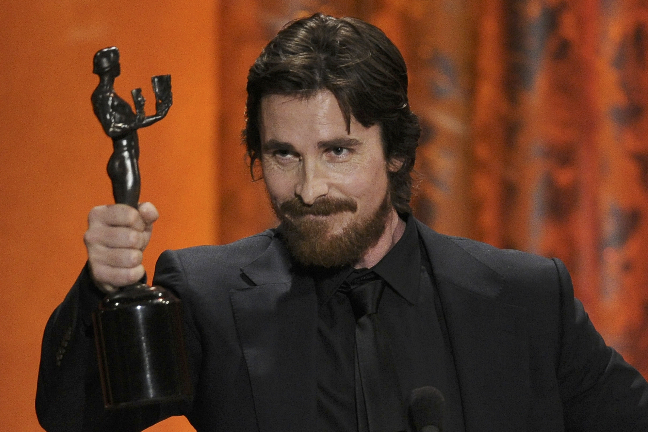 En betydligt större Christian Bale tar emot pris på SAG Awards för sin roll i The Fighter. 