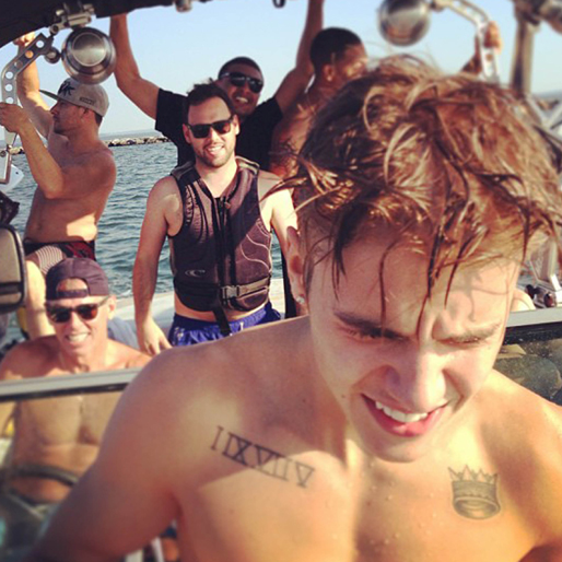 Justin på en båtfest med sina vänner. 