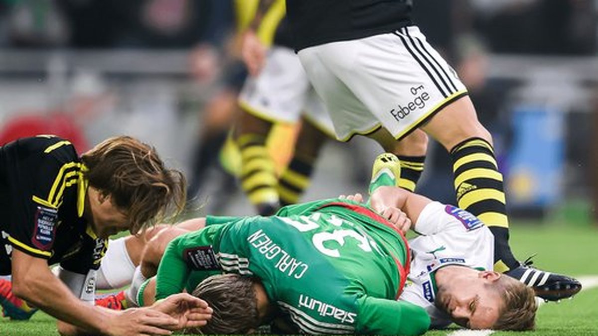 Erik Israelsson knockas medvetslös i matchen mellan Hammarby och AIK.