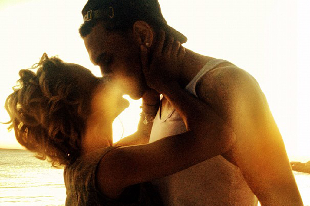 Chris Brown hånglar loss med sin nya kärlek Karrueche Tran i en klyschig solnedgång. 