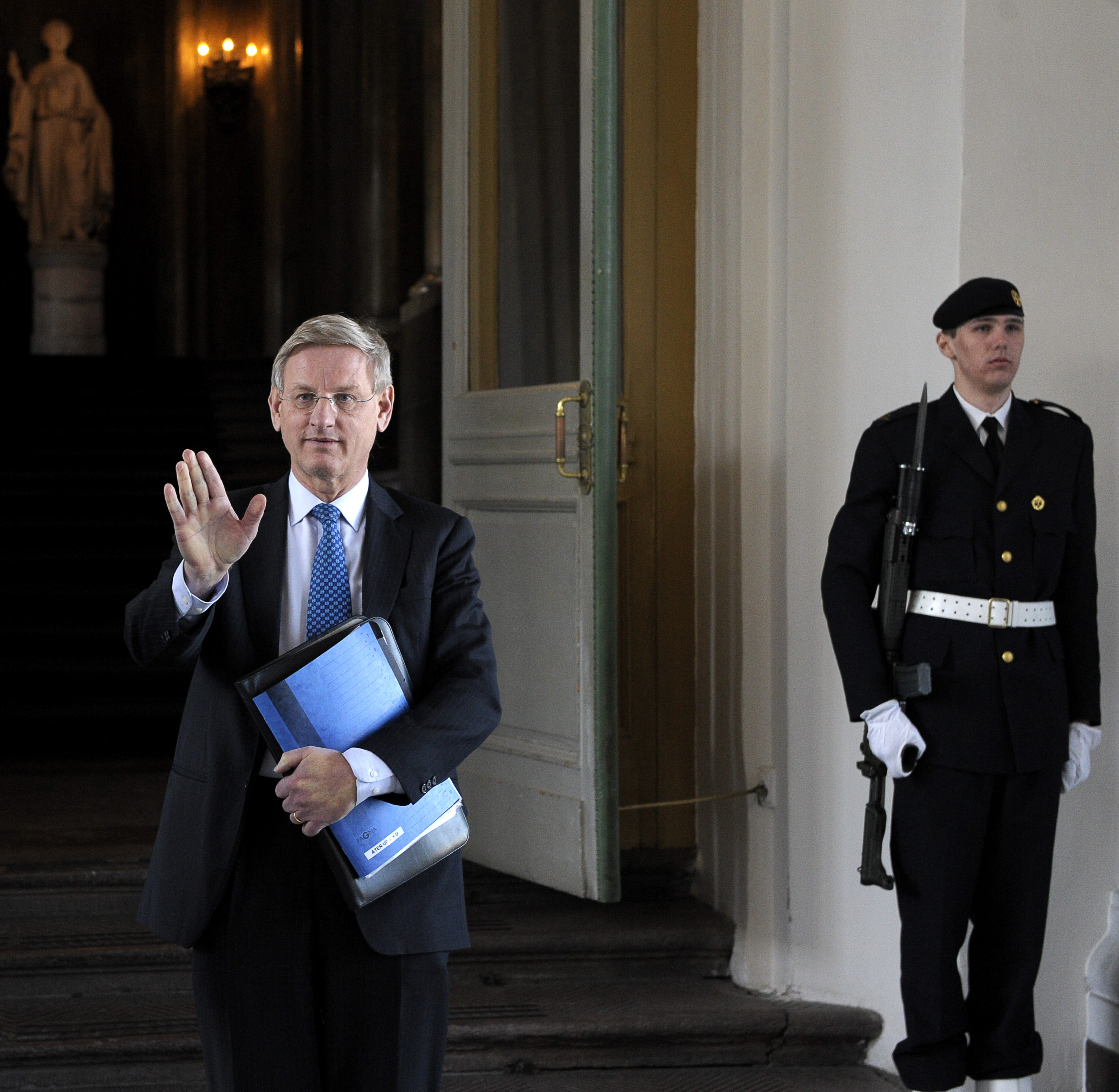 Enligt Bodström är det orimligt att Carl Bildt förtsätter som svensk utrikesminister medan förundersökningen pågår.