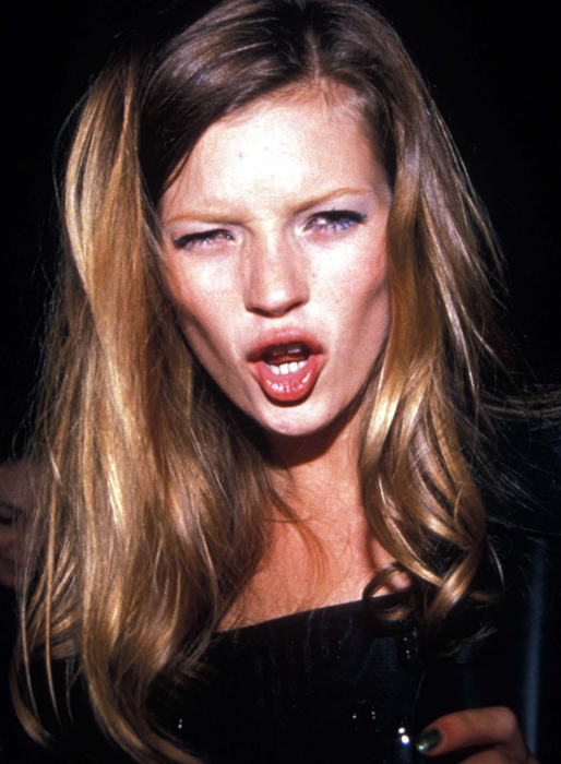 En ung Kate Moss skålar in i kameran. En ung Kate Moss skålar in i kameran.