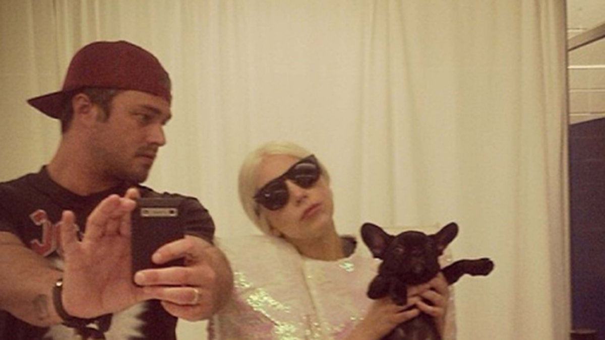 Lady Gaga och hennes pojkvän Taylor Kinney tar en badrumsselfie. 