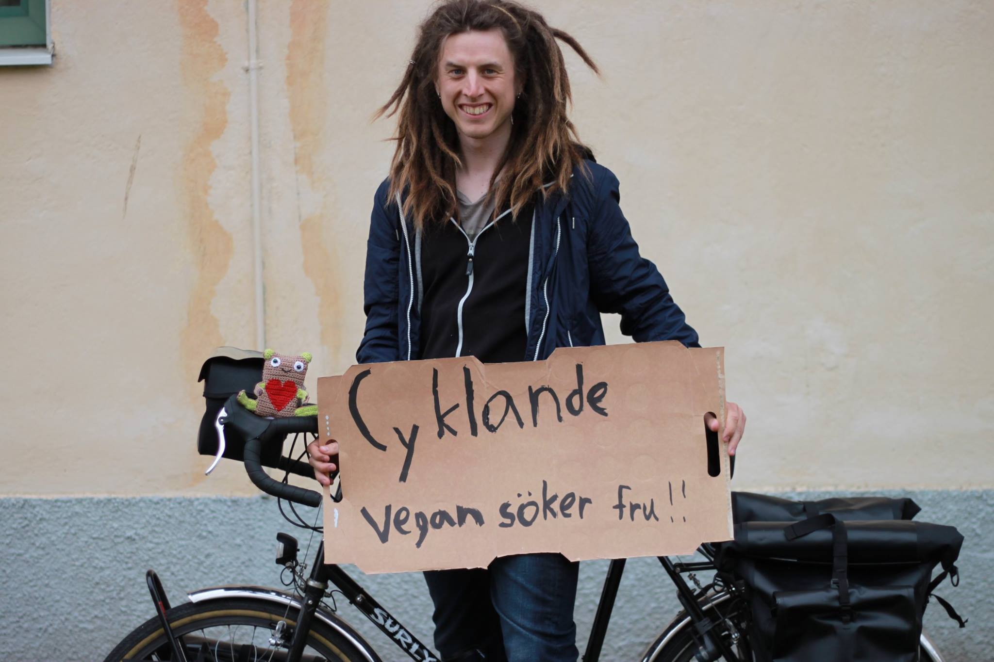 Jesper vill ha sällskap under sin cykelresa. 