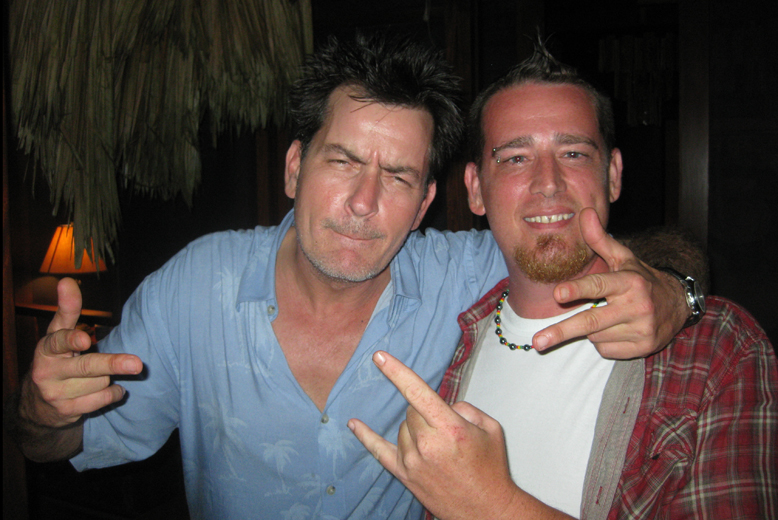 Här har vi en man som egentligen förtjänar en helt egen artikel. Partyproffset Charlie Sheen lämnar ingen oberörd när han är på spritbender. Här har vi en man som egentligen förtjänar en helt egen artikel. Partyproffset Charlie Sheen lämnar ingen oberörd när han är på spritbender.