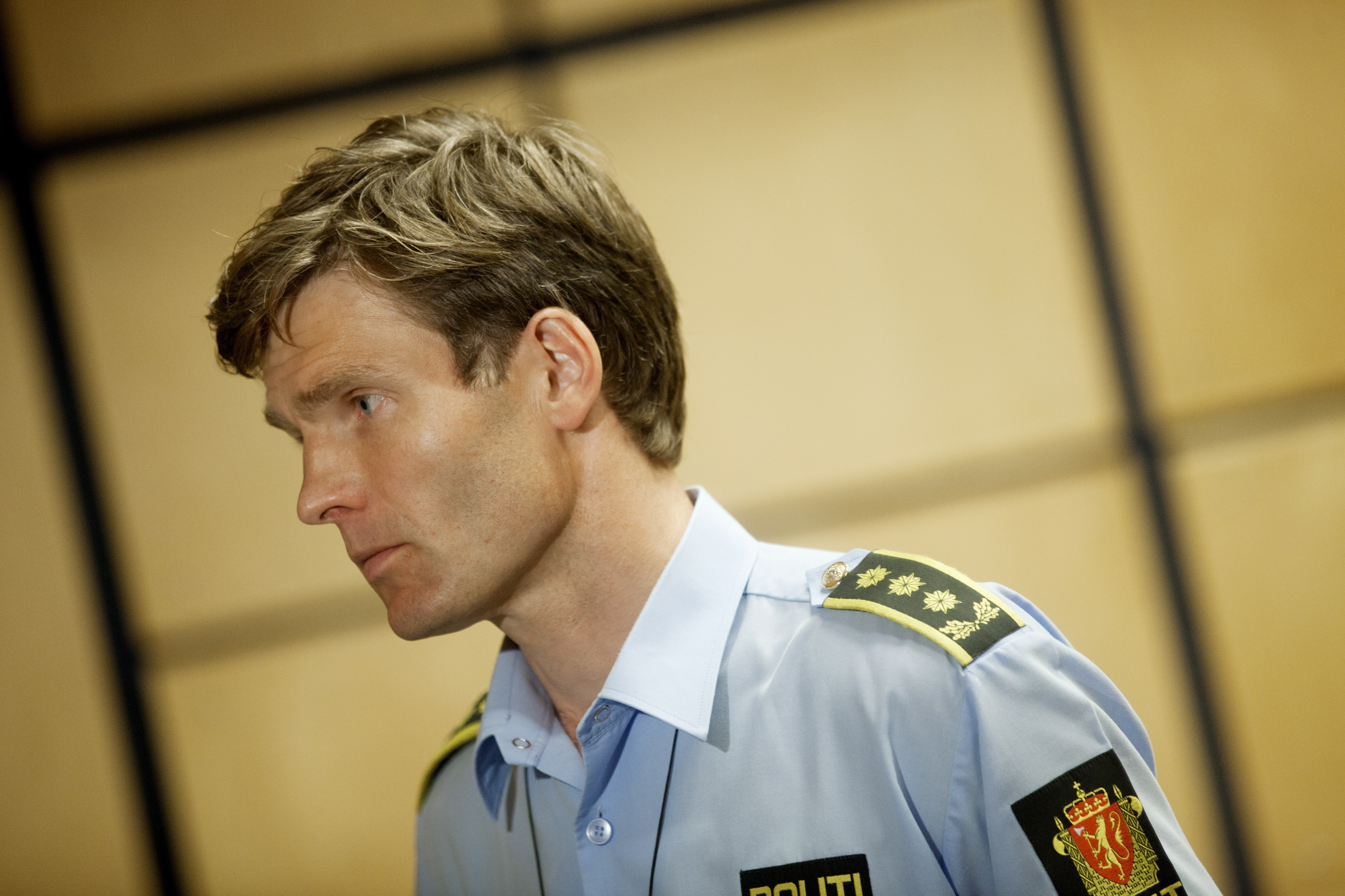 För att hindra att Breivik skulle skada sig själv, någon annan eller fly spändes han fast med en sele under vallningen.
Rekonstruktionen tog åtta timmar, berättar åklagare Hjort Kraby.