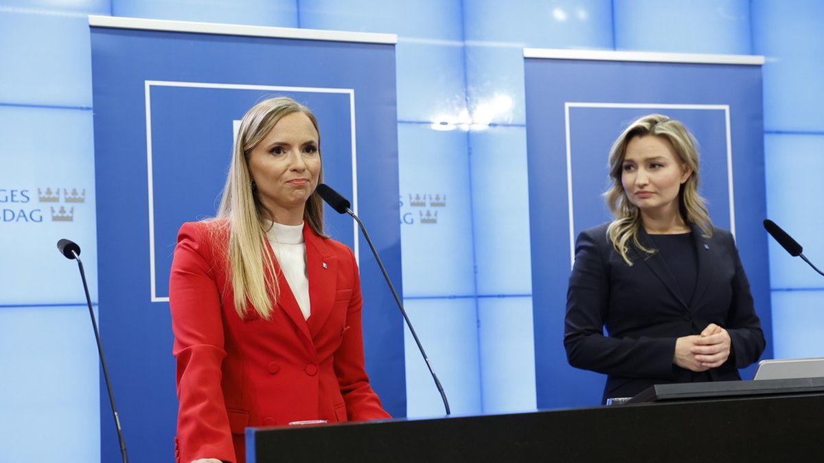 Sara Skyttedal och Kristdemokraternas partiledare Ebba Busch under en pressträff förra året.