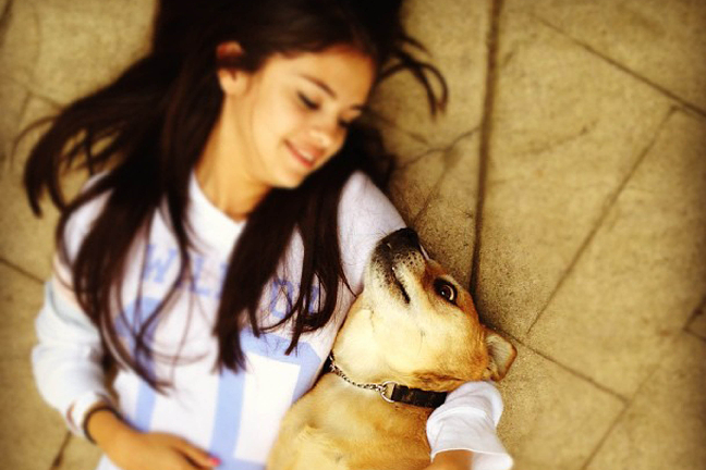 Selena gomez gullar med sin hund som om det vore herr Bieber själv. Hunden verkar mest livrädd.