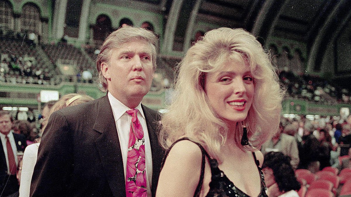 Efter att Donald skilt sig från sin första fru Ivana blev han tillsammans med Marla Maples. De var gifta från 1993 till 1999.