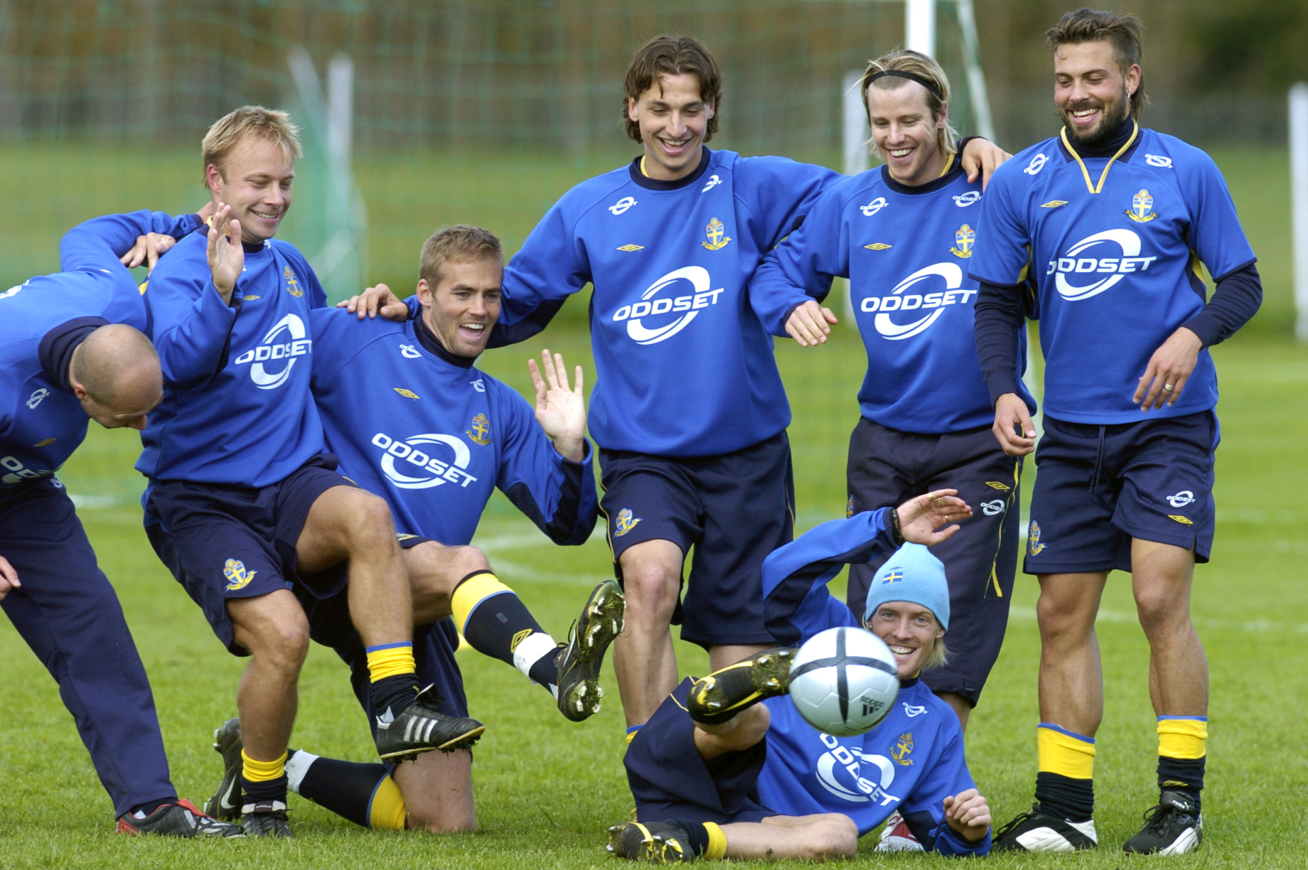 Landslagsuppehåll back in the days. Olof Mellberg ser lite ut som George Michael. Landslagsuppehåll back in the days. Olof Mellberg ser lite ut som George Michael.