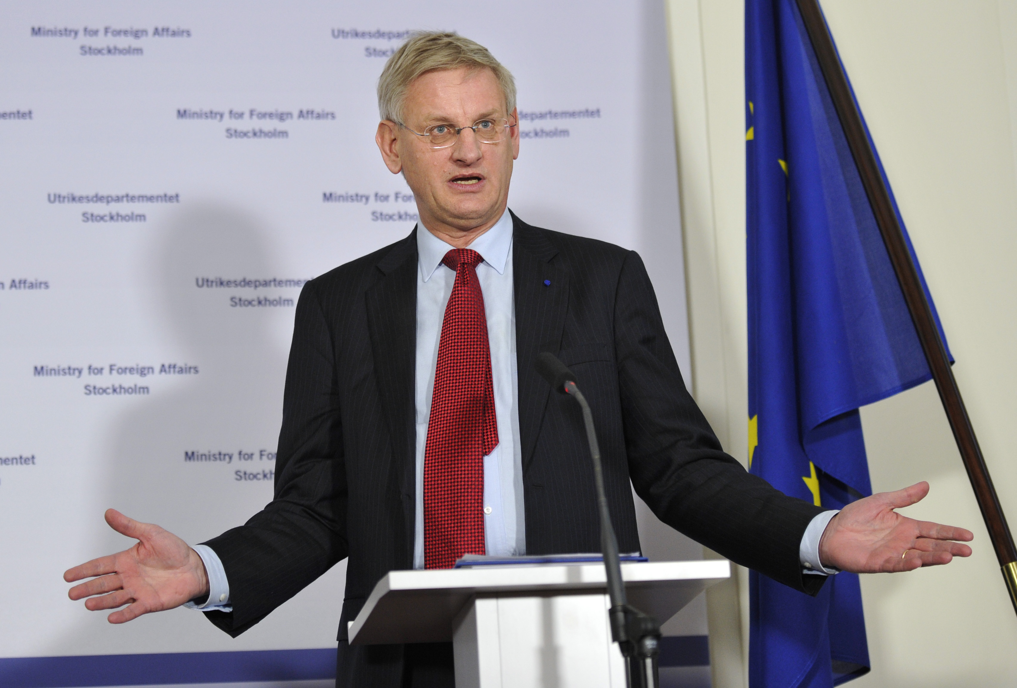 Carl Bildt säger att de rykten som gör gällande att han ska sluta som utrikesminister redan innan valet är "rappakalja".
