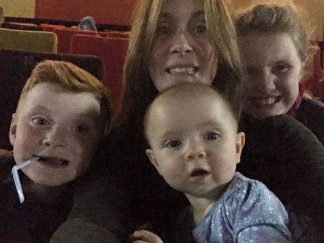 Emma Tog En Selfie I Biosalongen Blev Livrädd När Hon Såg Bilden