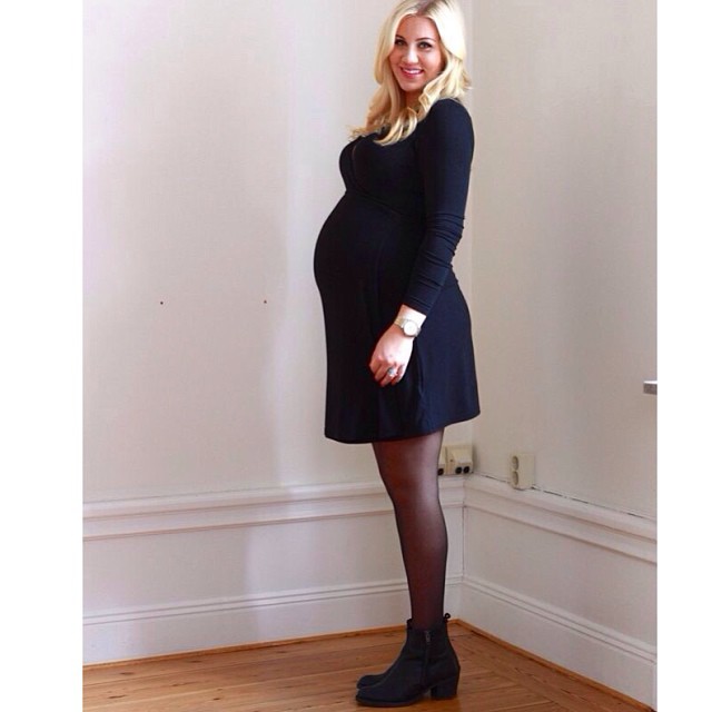 Gravida Isabella "Blondinbella" Lövengrip kombinerar svart klänning med strumpbyxor och skor med liten klack. Höstigt och fint! Gravida Isabella "Blondinbella" Lövengrip kombinerar svart klänning med strumpbyxor och skor med liten klack. Höstigt och fint!