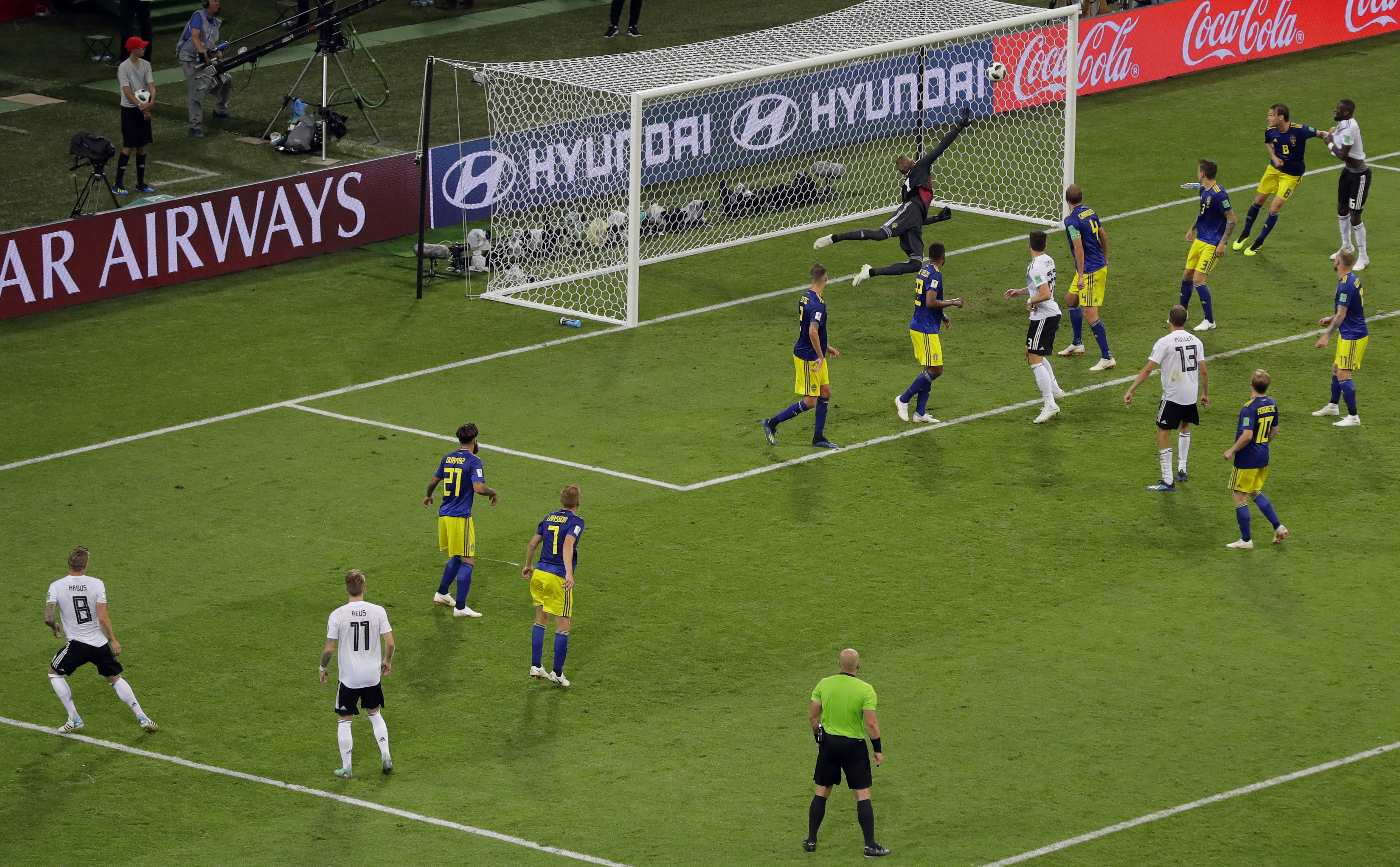 Robin Olsen släpper in ett mål mot Tyskland i fotbolls-VM. Robin Olsen släpper in ett mål mot Tyskland i fotbolls-VM.