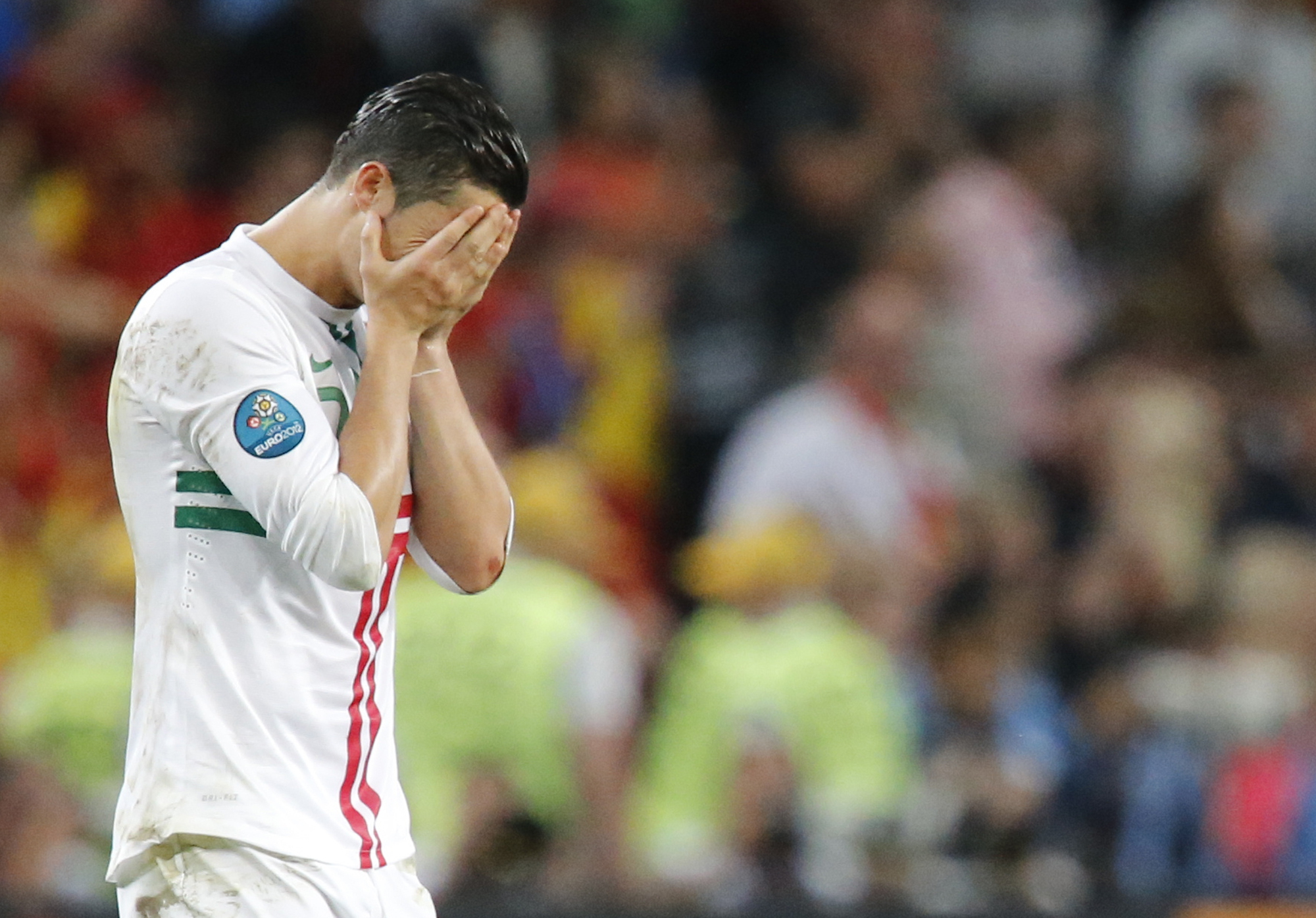 Ronaldo fick, likt efter förlusten mot Grekland i EM-finalen 2004, torka sina tårar.