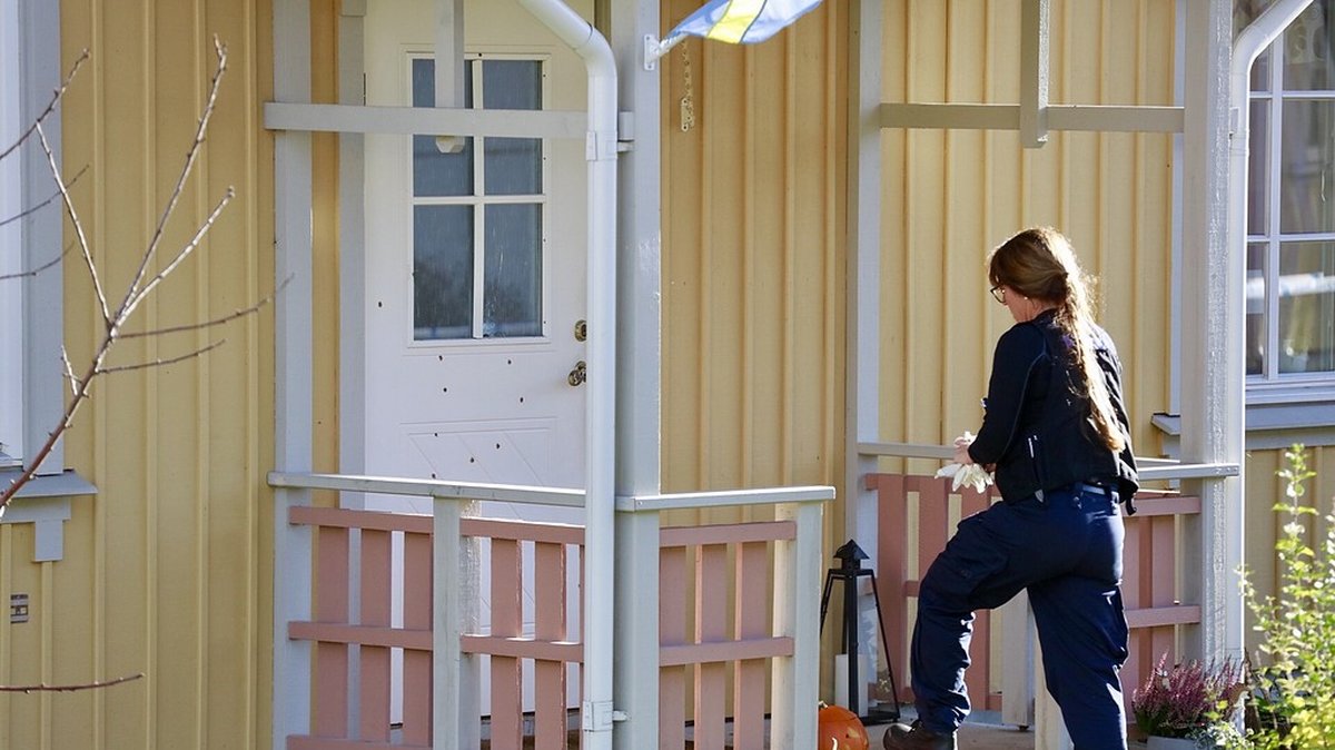 Skottlossning mot en polis hem i Västerås.