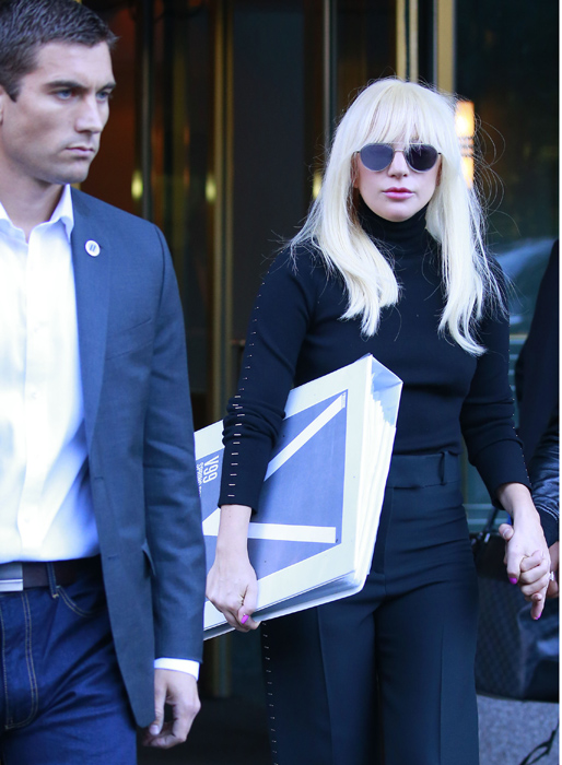 Lady Gaga har även hon en snygg livvakt. Lady Gaga har även hon en snygg livvakt.