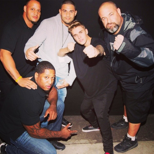 Justin Bieber har ett helt team av livvakter. Vår favorit är Michael Arana. Justin Bieber har ett helt team av livvakter. Vår favorit är Michael Arana.