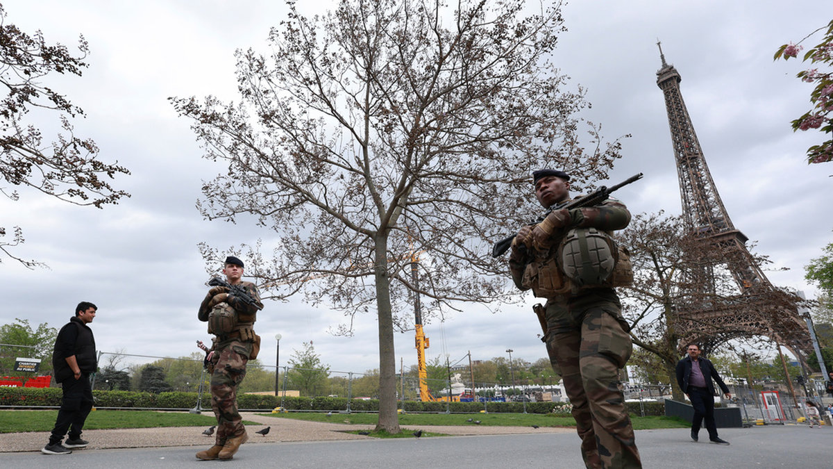 Soldater patrullerar vid Trocadero-torget. Bild från i torsdags.