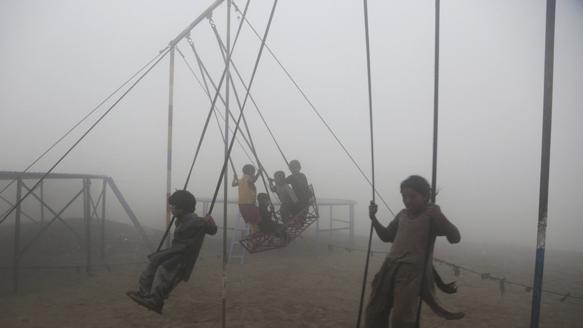 Barn gungar i smogens Lahore. Bilden är från 2017.