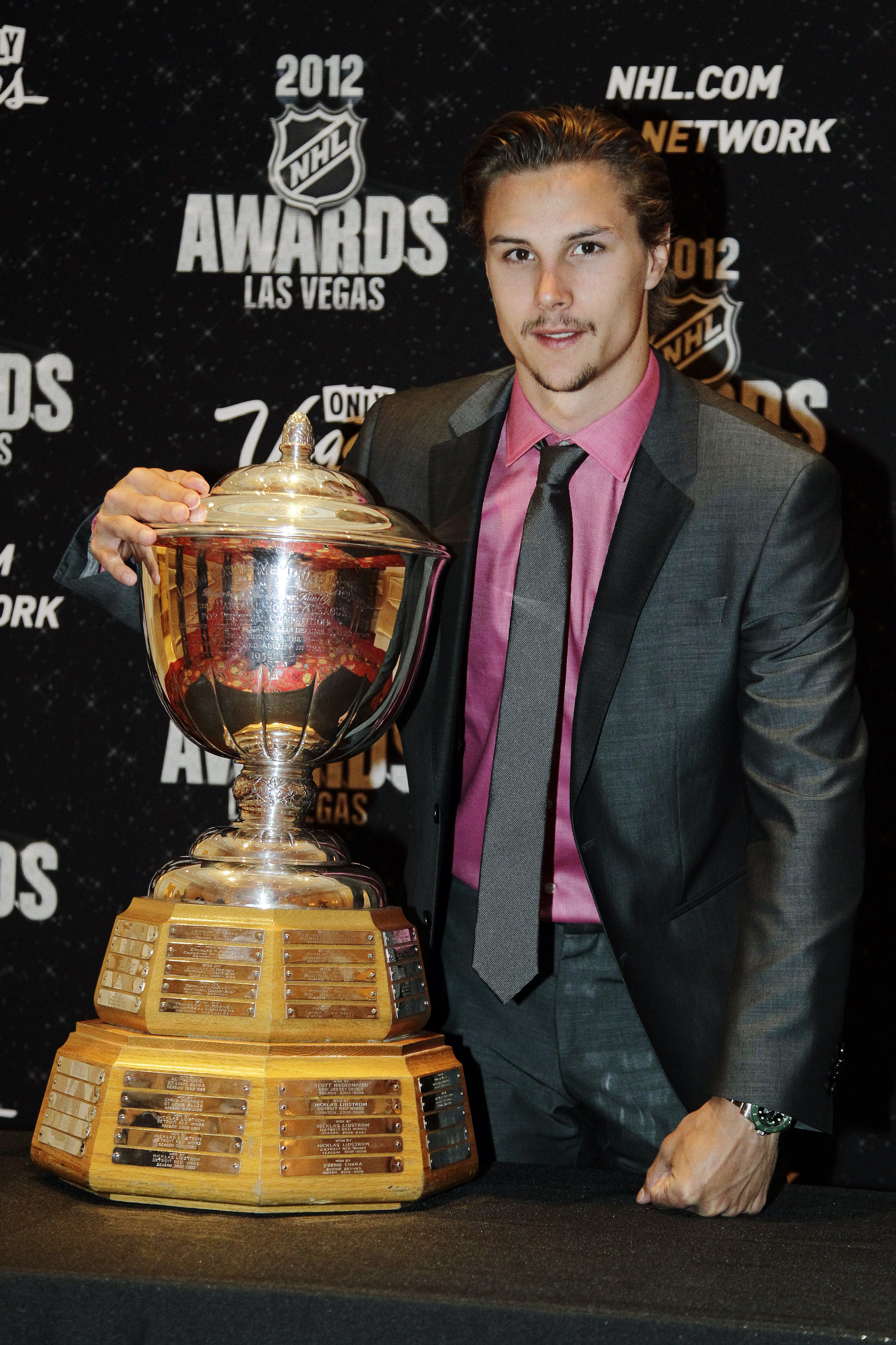 Här är Karlsson med Norris Trophy, priset för årets bästa back i NHL.