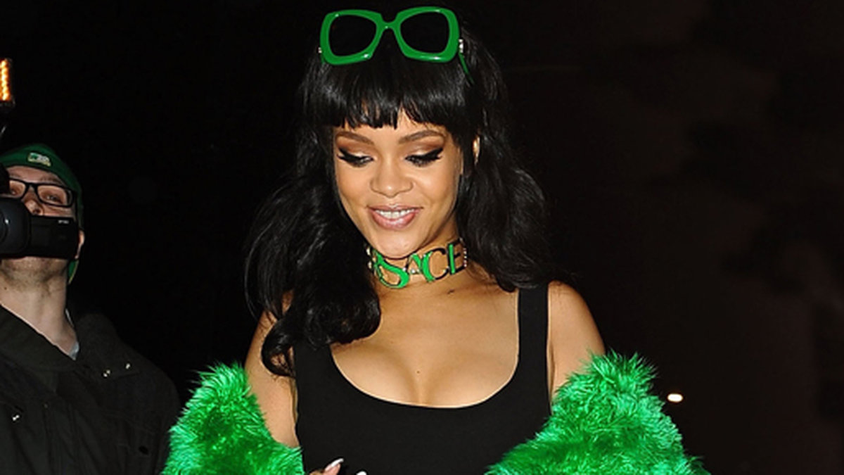 Rihanna rockar grönt i Los Angeles. 