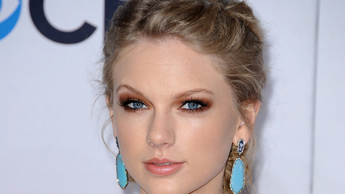 Taylor Swifts implantat syns, säger plastikkirurgen till In Touch. 