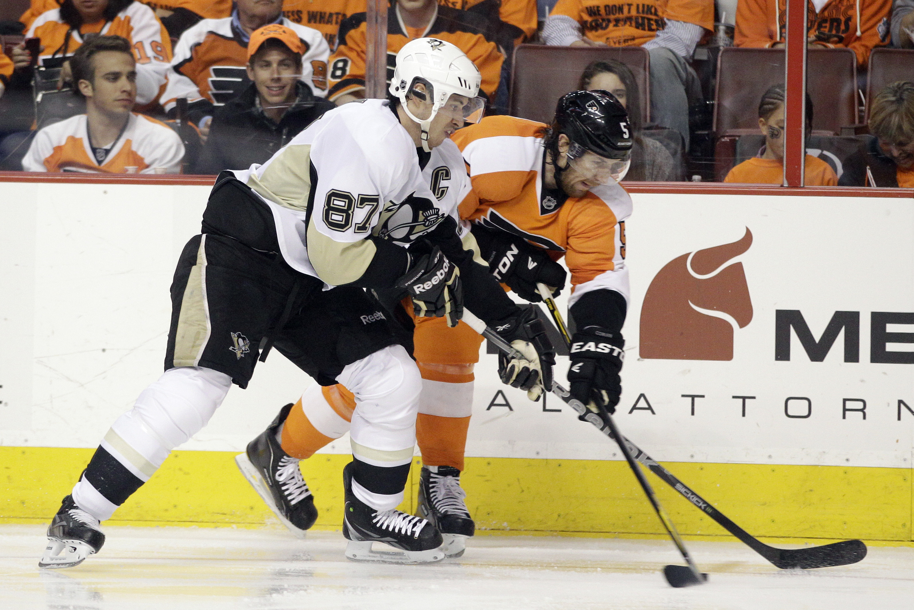 Crosby försöker ta pucken från Braydon Coburn i Flyers.