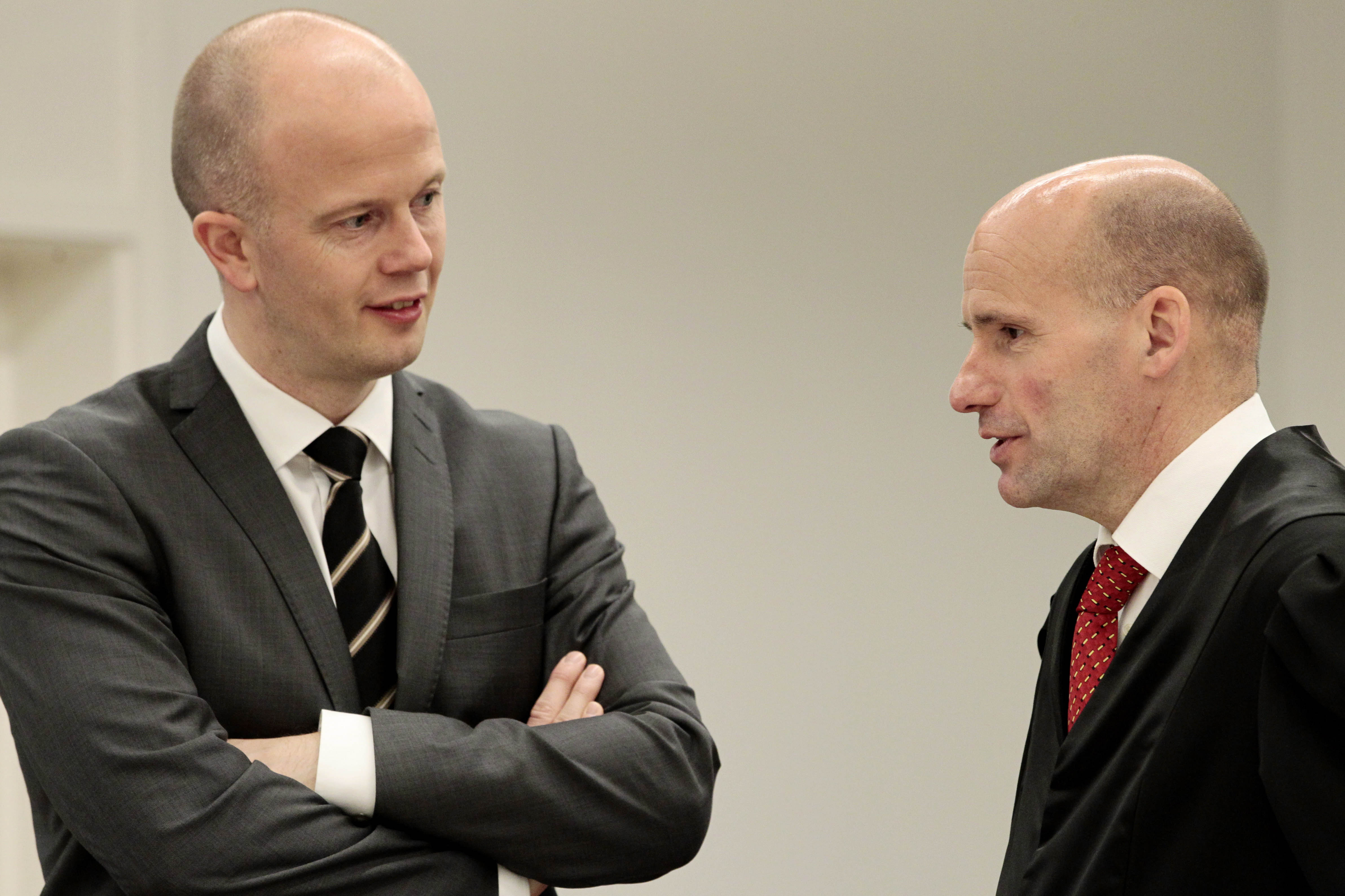 Åklagare Svein Holden i samtal med Breiviks advokat Geir Lippestad.