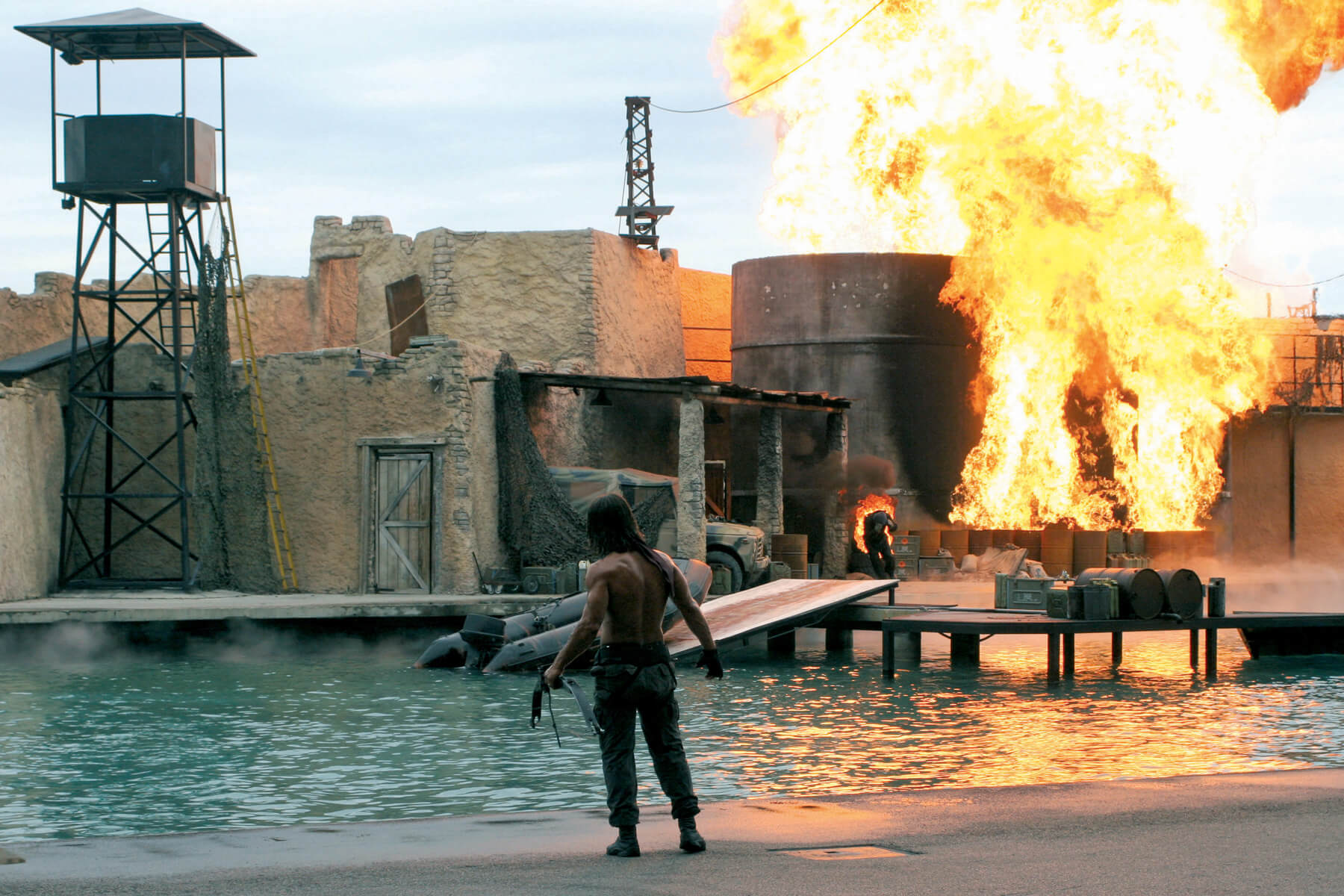 Här ser vi en stuntshow med actionhjälten John Rambo. Här ser vi en stuntshow med actionhjälten John Rambo.