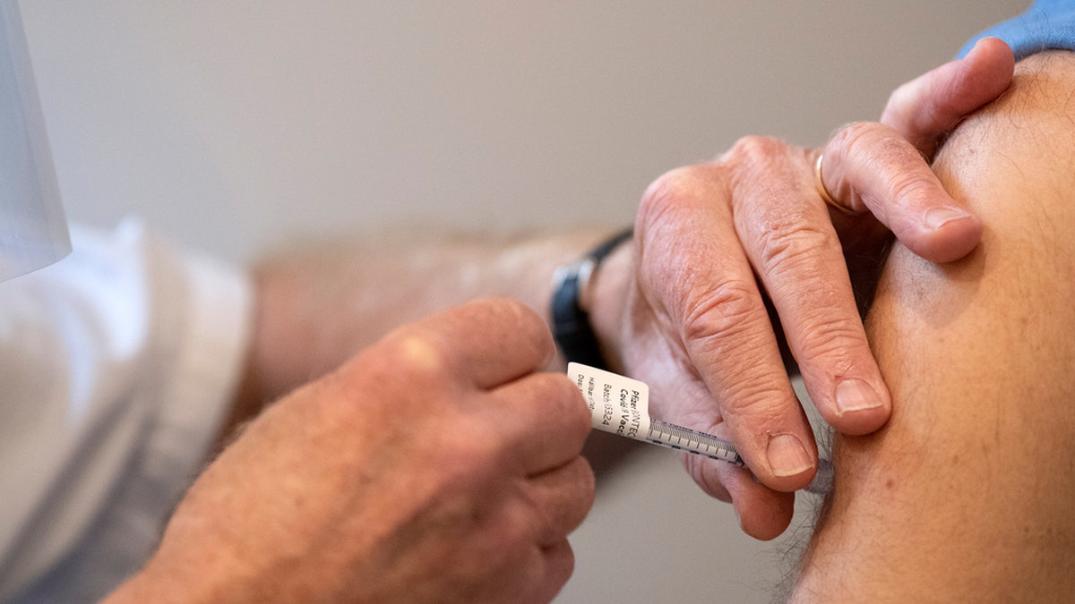 En spruta med coronavaccinet Comirnaty från Pfizer-Biontech ges till en patient i Malmö. Arkivbild.