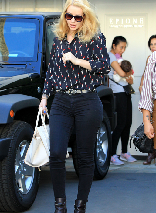 Iggy Azalea lämnar en beautyklinik i Beverly Hills. Iggy Azalea lämnar en beautyklinik i Beverly Hills.