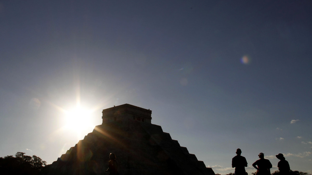 Människor samlade framför Kukulkan-pyramiden i Chichén Itzá, Mexico, den 20:e december 2012.