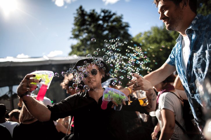 Häng på festival innan man går in på området. Häng på festival innan man går in på området.
