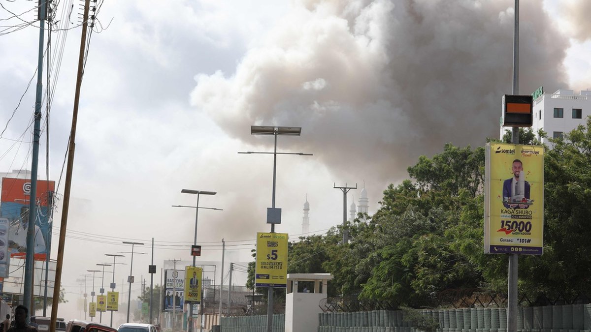 Rök över Mogadishu efter lördagens sprängdåd. Minst 30 människor rapporteras ha dödats i attacken.