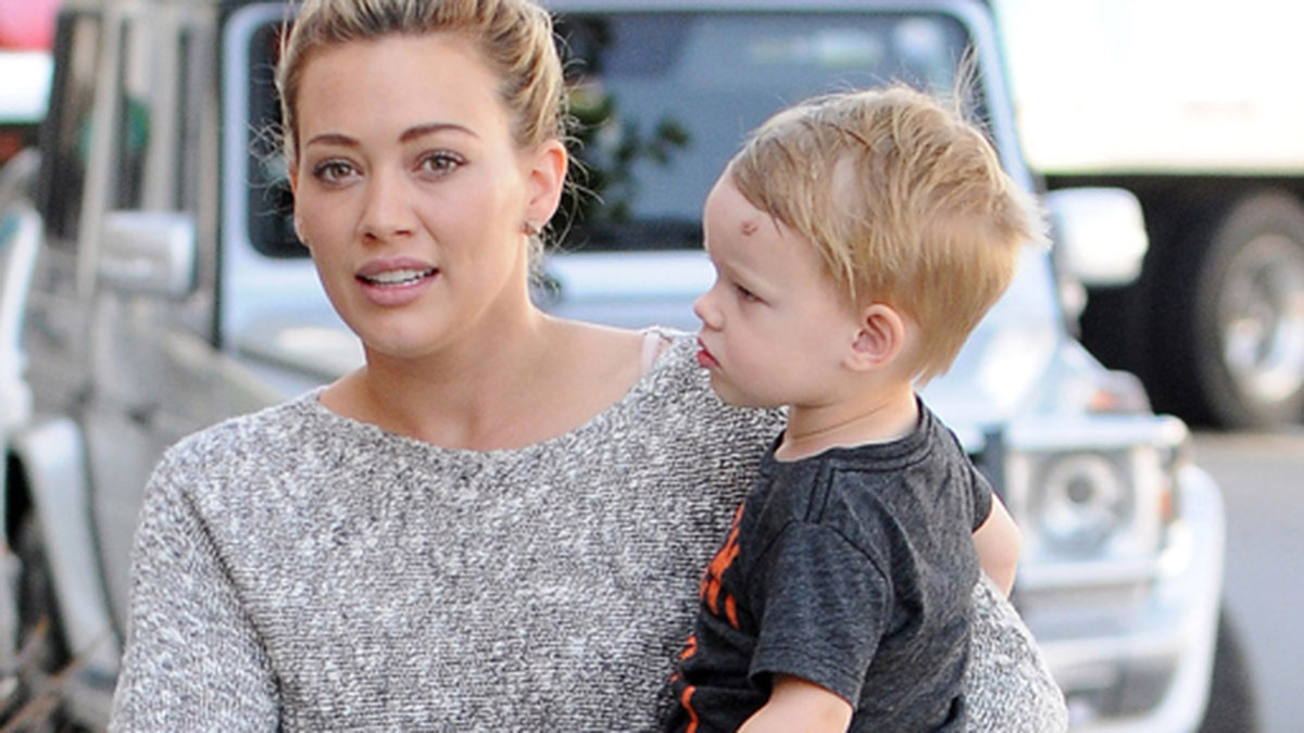Hilary Duff kånkar runt på sin son Luca. 