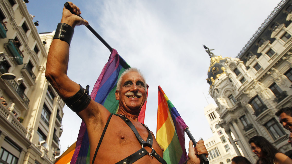 En bild från Spaniens Pridefestival. I spanien får homosexuella både gifta sig och adoptera.
