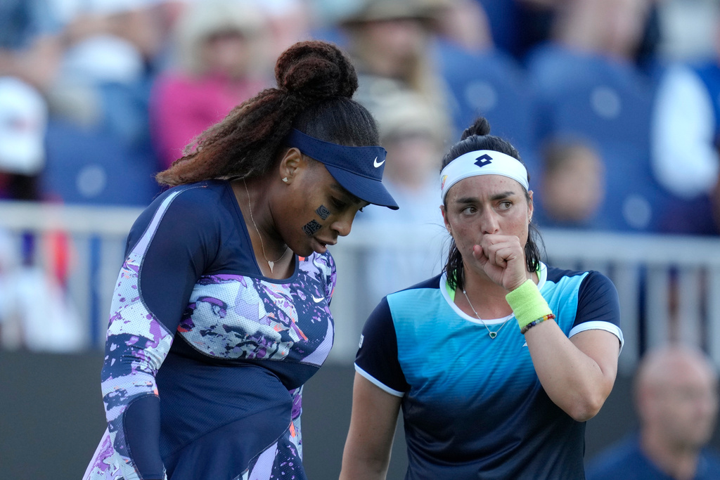 Serena Williams och Ons Jabeur tvingades dra sig ur dubbelturneringen i Eastbourne.