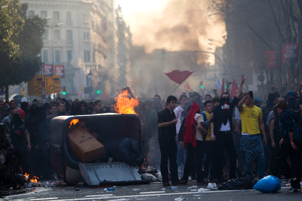 Demonstranterna satte eld på gator och torg.