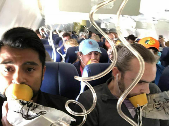 Bilden visar varför det är så viktigt att lyssna på flygpersonalen Bilden visar varför det är så viktigt att lyssna på flygpersonalen