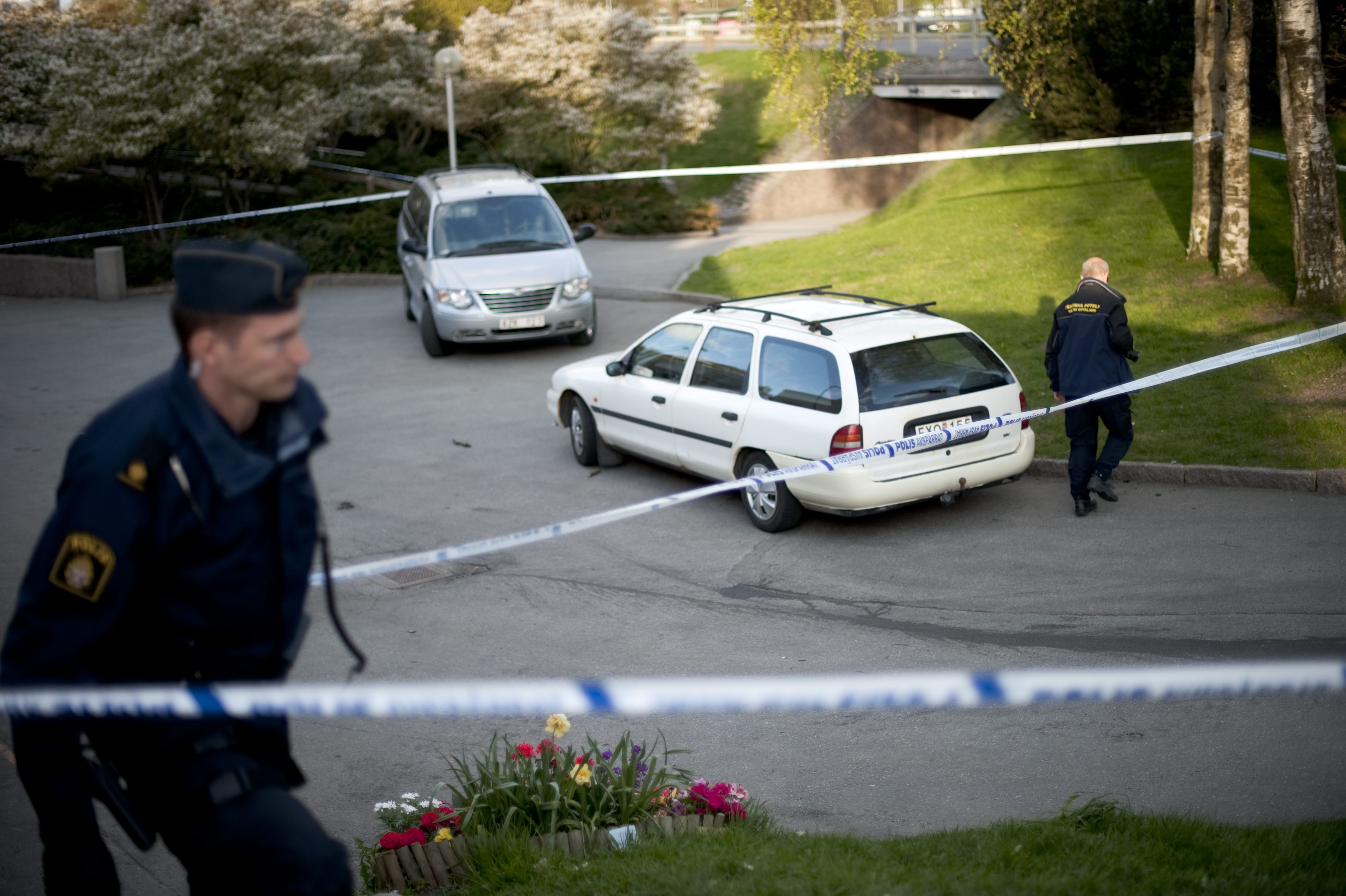 Polisens tekniker undersöker brottsplatsen. Skottlossning utbröt vid Smycketorget i Tynnered Göteborg på måndagskvällen.